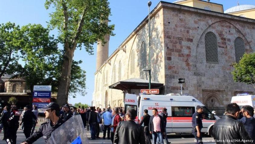 Suicida se inmola causando 17 heridos en mezquita turca