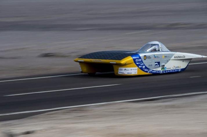 Equipo chileno gana carrera de autos solares en el desierto de Atacama