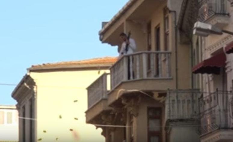 Hombre asalta un banco y lanza el botín por el balcón en Turquía