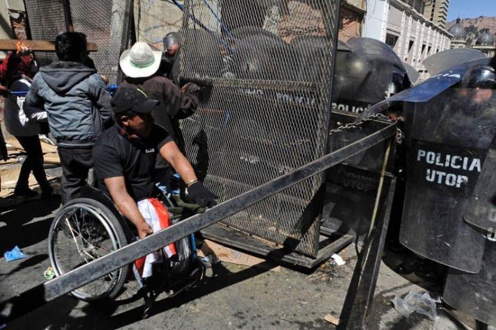 Bolivia: discapacitados escriben con sangre sus pancartas de protesta por subsidio