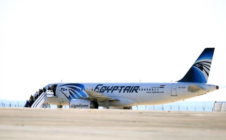 Confirman que hallaron restos humanos y partes del avión de EgyptAir desaparecido