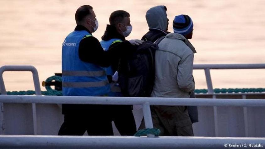 Rescatan a 19 migrantes a punto de naufragar en el Canal de Mancha