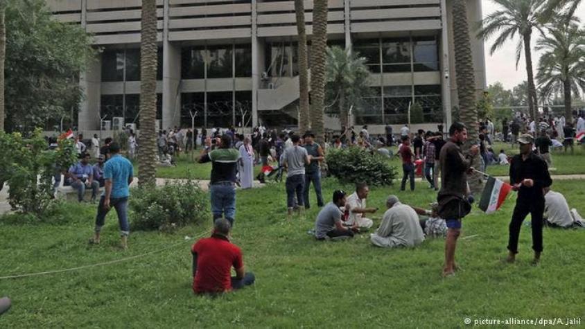 Manifestantes hacen acampada multitudinaria frente al Parlamento de Irak