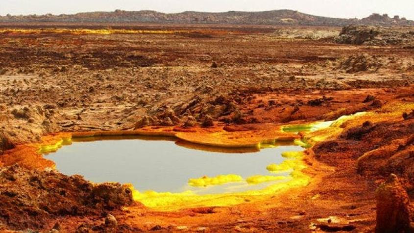 El colorido y letal desierto donde los científicos buscan los extremos de la vida