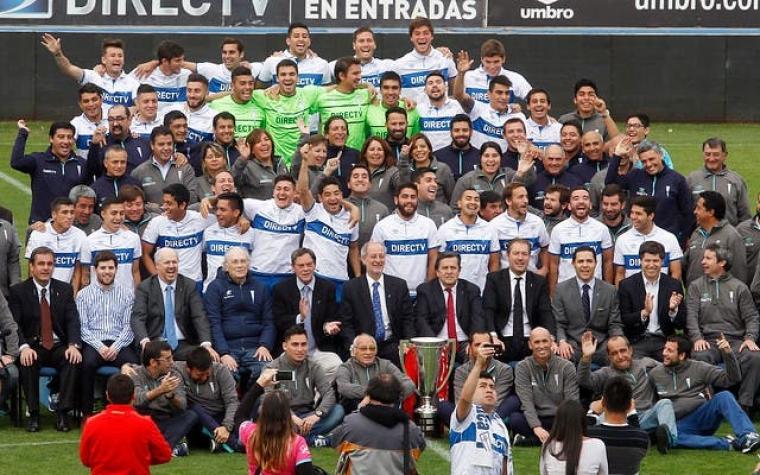[VIDEO] Plantel de Universidad Católica realiza foto oficial con la copa de campeón