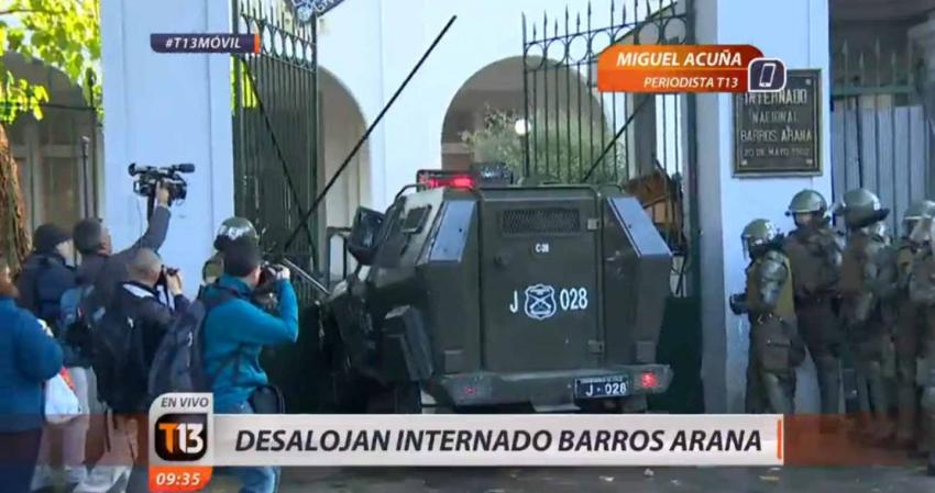 [VIDEO] Carabineros desaloja el Internado Barros Arana