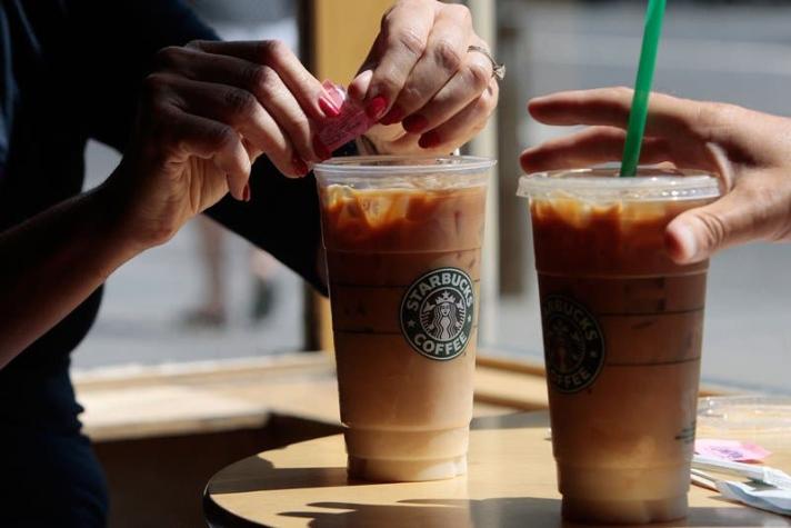 Demandan a Starbucks por preparar con mucho hielo sus bebidas frías
