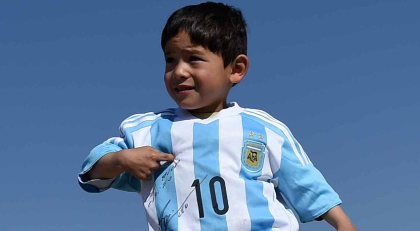 El triste momento que vive el niño afgano al que Messi le regaló su camiseta