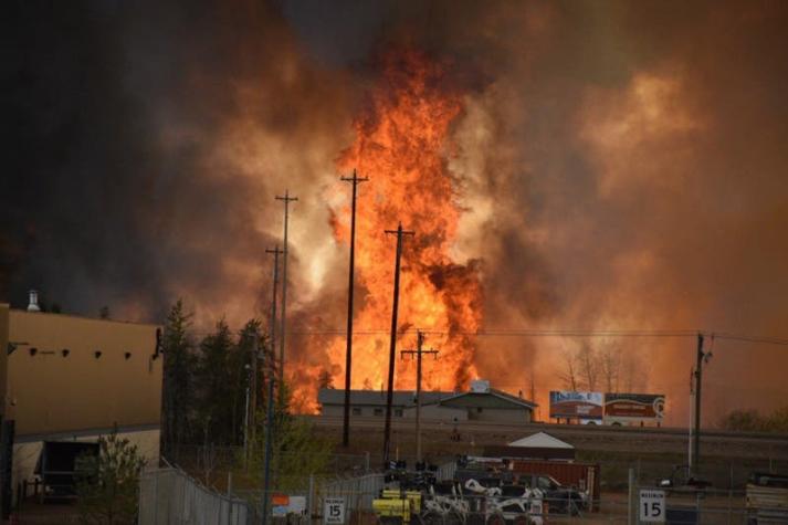 Superficie incendiada en Canadá se duplica por llamas fuera de control