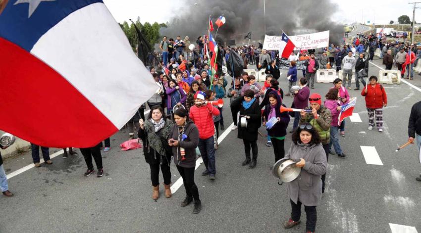 Ministro de Economía arriba este miércoles a Chiloé en medio de protestas de pescadores