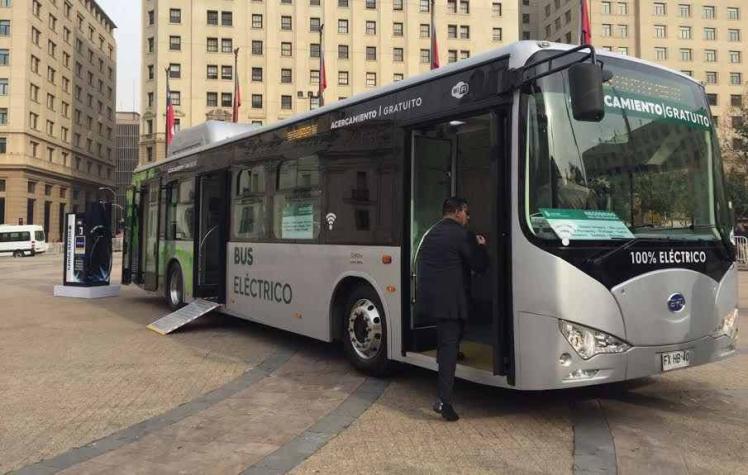 Presentan primer bus eléctrico y gratuito que operará en el centro de Santiago