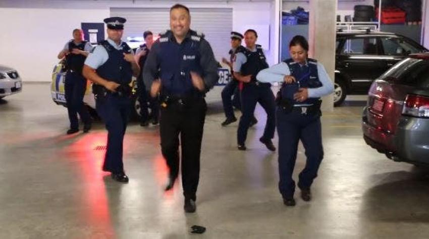 [VIDEO] El desafío que tiene bailando a los cuerpos de policía del mundo