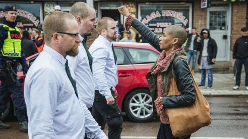 La mujer que desafió a 300 neonazis en Suecia y su foto se convirtió en viral