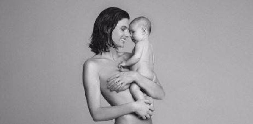 Josefina Montané se desnuda junto a su hija Mila con motivo del Día de la Madre
