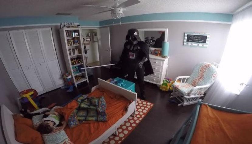 [VIDEO] Padre se disfraza de Darth Vader para asustar a su hijo y recibe una inesperada reacción