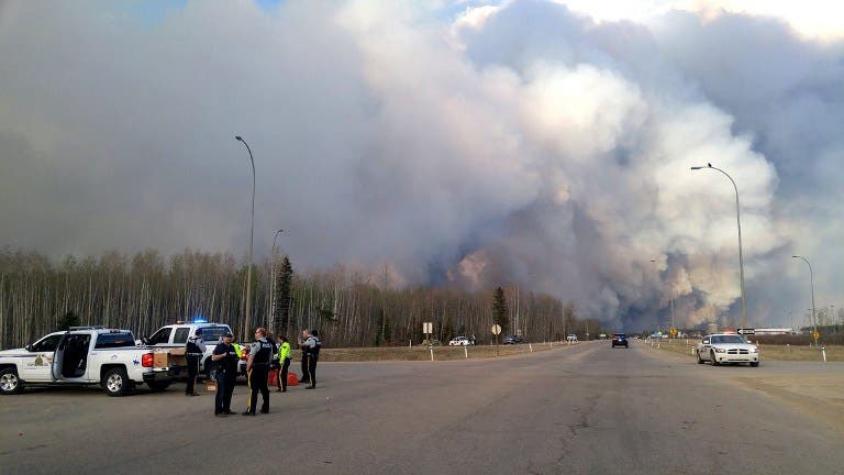 Incontenible avance de incendios en región canadiense de Fort McMurray
