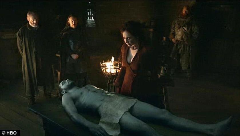Game of Thrones: Esto fue lo que le dijo Melisandre a Jon Snow en "aquella" escena