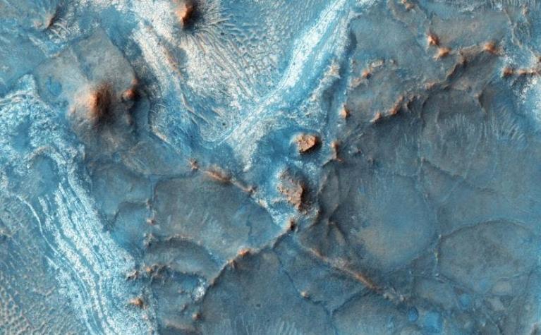 ¿Un planeta completamente rojo? NASA publica imagen con sorprendentes colores de Marte