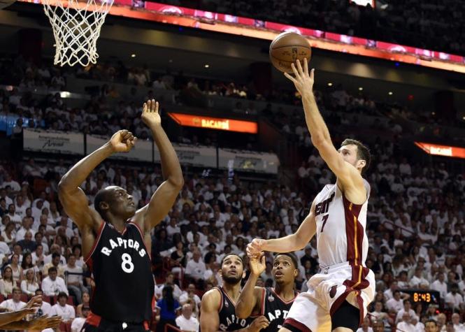 NBA: Wade anota 30 puntos y Miami vence a Toronto para igualar la serie semifinal del Este