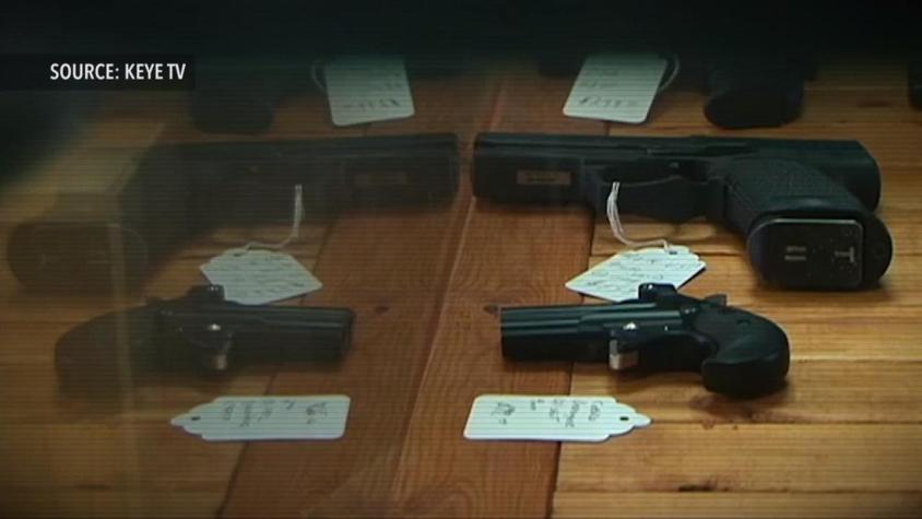Texas: Estudiantes podrán ir con armas a clases