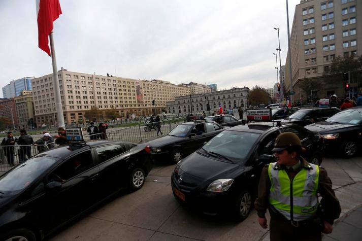 Paro de taxistas concluye tras entrega de carta en La Moneda