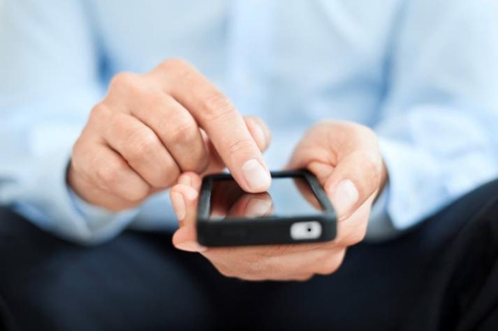 Proyecto de ley busca prohibir el uso de celulares al interior de bancos
