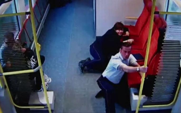 [VIDEO] El momento en el que un conductor de tren corre por los pasillos alertando que van a chocar