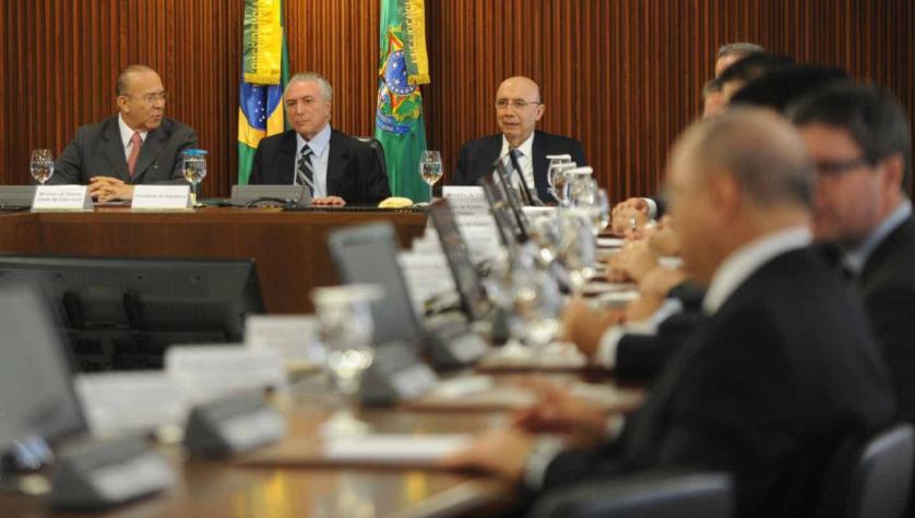 Brasil: ministro de Economía anuncia corte de gastos y mantiene programas sociales