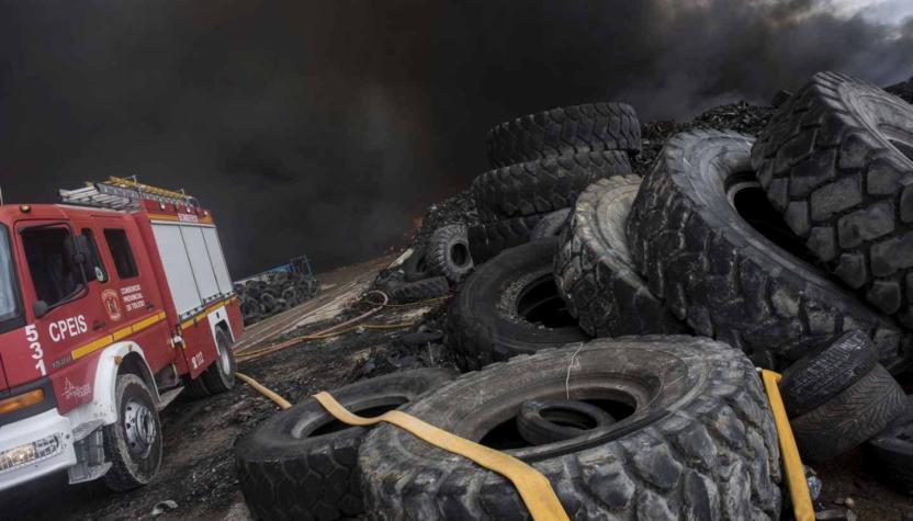 Mil evacuados en España por la nube tóxica de un vertedero de neumáticos quemado