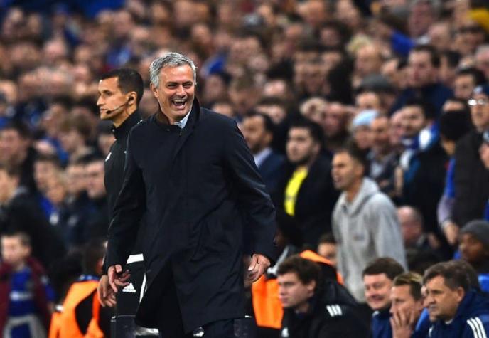 [VIDEO] José Mourinho ingresó a la cancha y cortó un contraataque en pleno partido