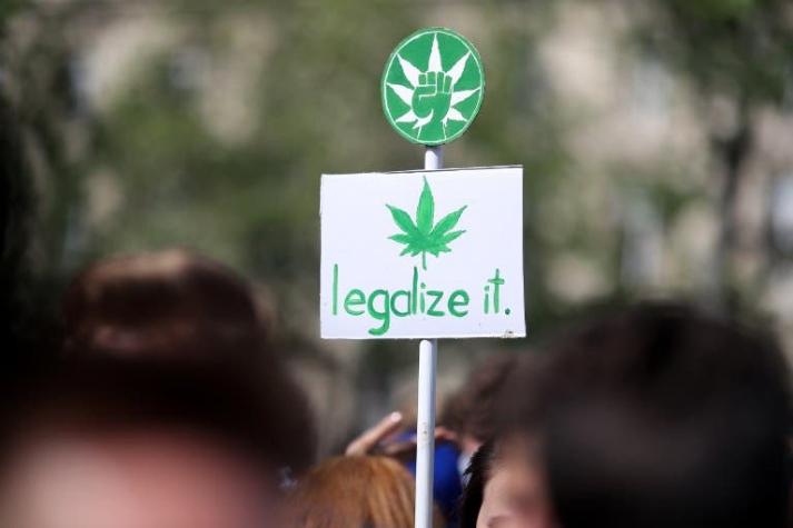 Un millar de manifestantes se congregan en París por la despenalización del cannabis