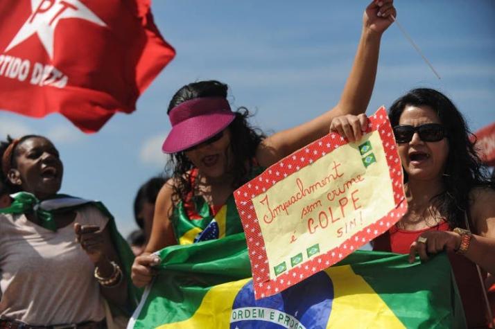 "¡Fuera golpistas!": manifestación pide regreso de Rousseff al poder