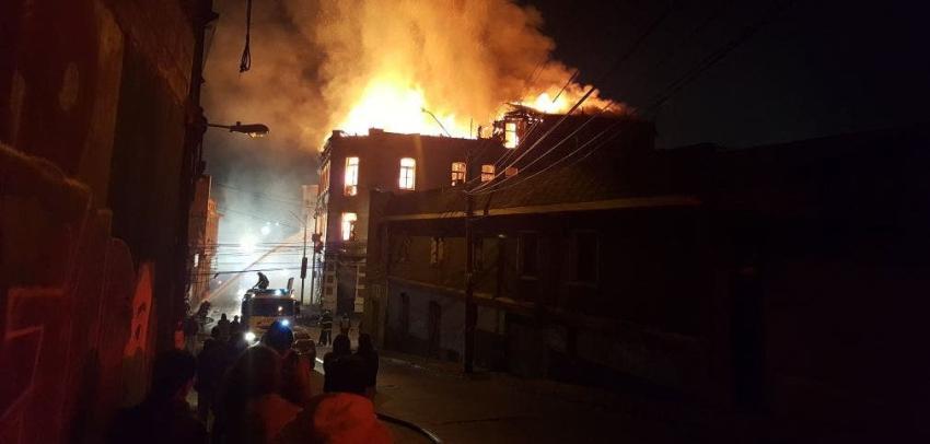 Incendio en edificio patrimonial de Valparaíso provoca la evacuación de 40 personas