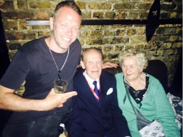 Esta pareja de ancianos festejó hasta las 5 AM en una disco de Londres