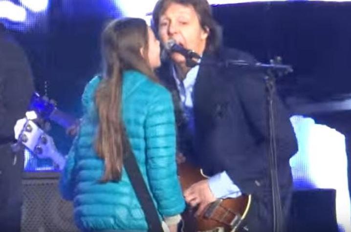 [VIDEO] Paul McCartney realiza un singular dueto con una niña de 11 años
