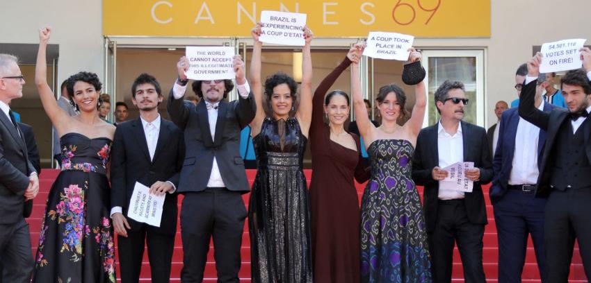 Sonia Braga lidera protesta de artistas brasileños en Cannes: Acusan golpe de Estado en su país