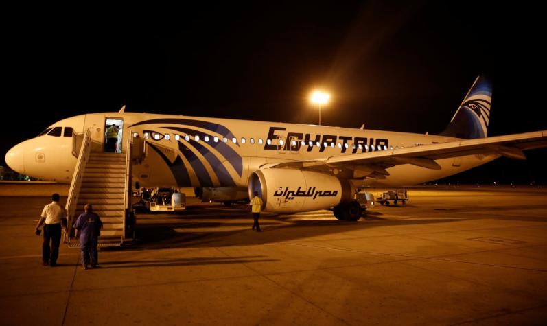 Revelan detalles del último contacto con el piloto del avión Egypt Air desaparecido
