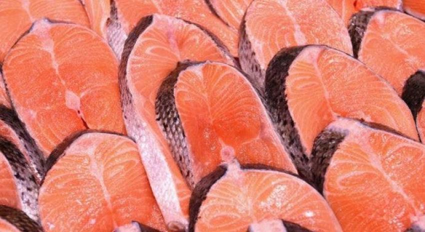 La verdadera razón por la que el salmón de criadero es de color rosado