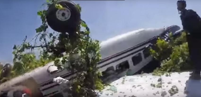 [VIDEO] Copiloto graba el momento exacto en que su avioneta se estrella