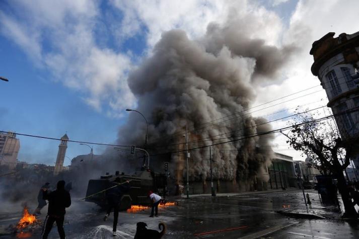 Alcalde de Valparaíso confirma que en edificio incendiado hay dependencias municipales