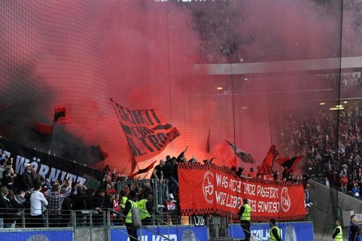 [VIDEO] Impresionante: Hinchas del Eintracht Frankfurt hacen "temblar" estadio