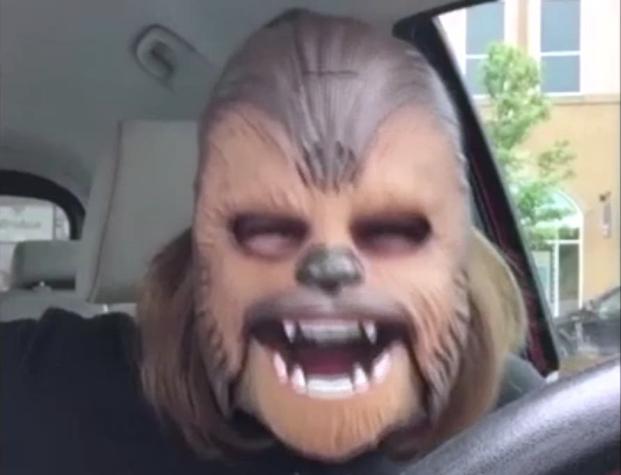 La madre con una máscara de Chewbacca que batió récord de audiencia en Facebook Live