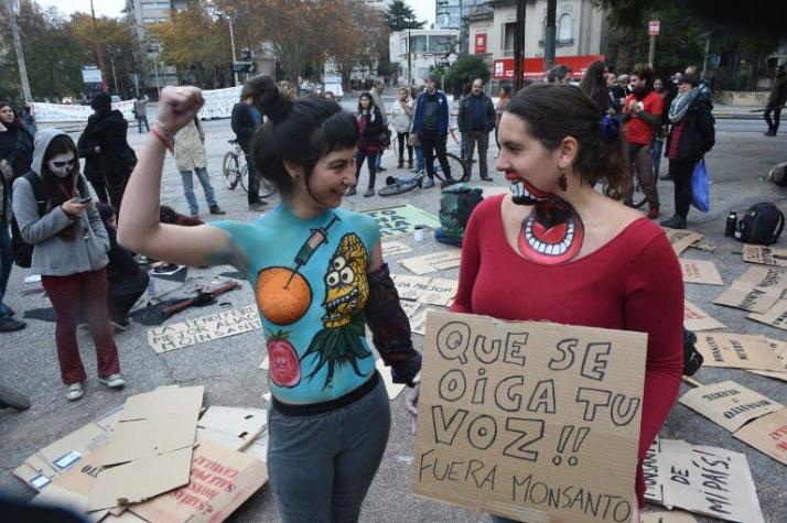 Cientos marchan en Uruguay contra Monsanto, gigante de la soja transgénica