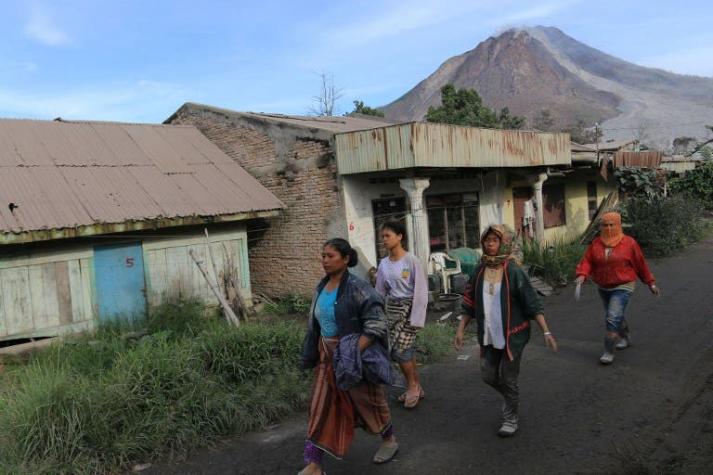 Al menos seis muertos en la erupción de un volcán en Indonesia
