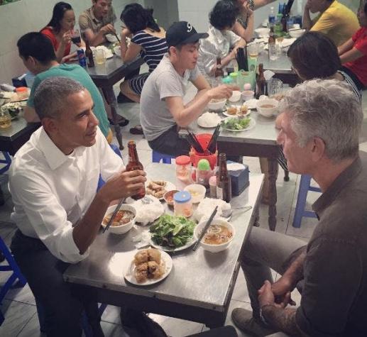 [FOTO] Presidente Obama y Anthony Bourdain comparten una cena de 6 dólares en Vietnam