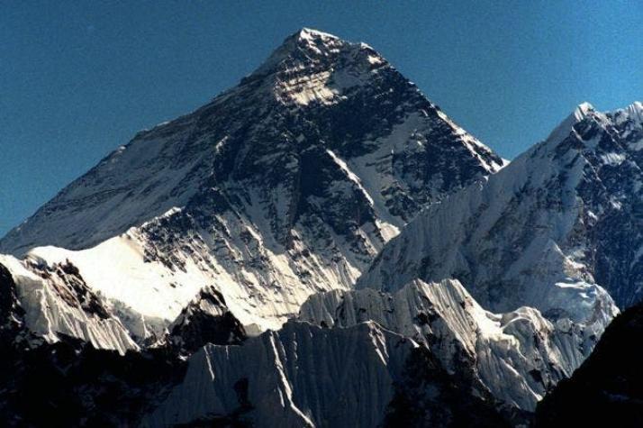 ¿Qué es el mal de altura que enluta la temporada de escalada en el monte Everest?
