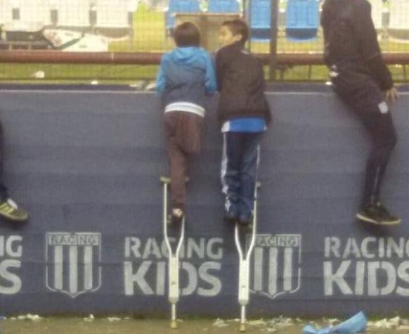 Emotiva escena: Niño de 10 años comparte su muleta con amigo para presenciar partido