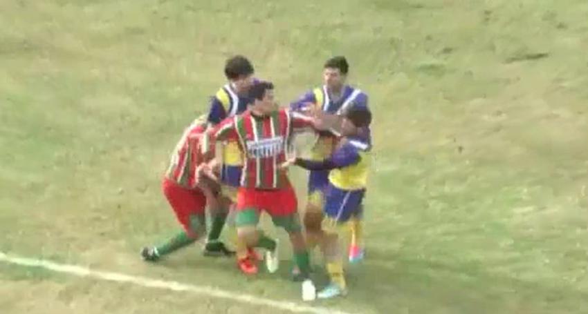 [VIDEO] Los duros golpes que terminaron en tragedia dentro de una cancha de fútbol