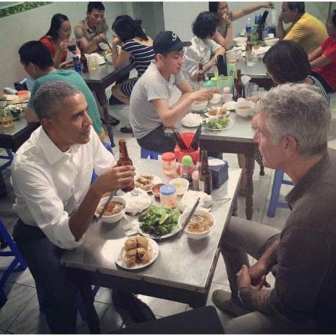 Las especulaciones de la foto de Barack Obama comiendo con el chef Anthony Bourdain en Vietnam