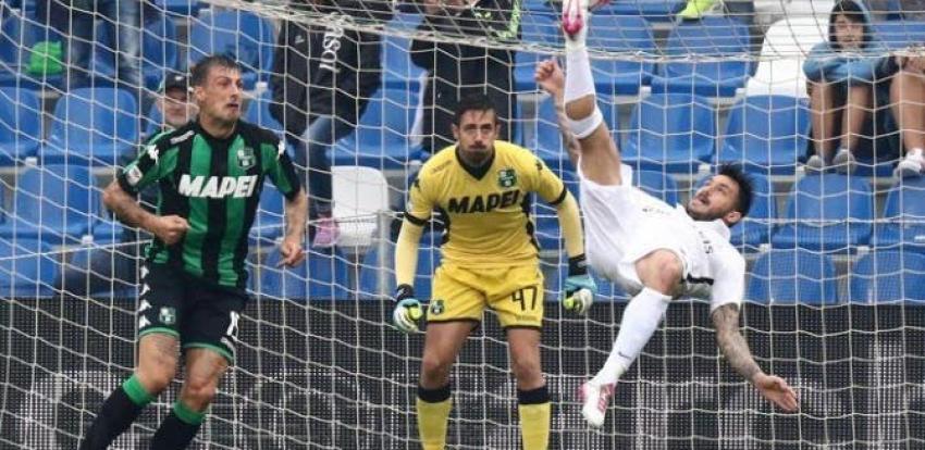 Medio italiano elige gol de chilena de Mauricio Pinilla como el mejor de la temporada